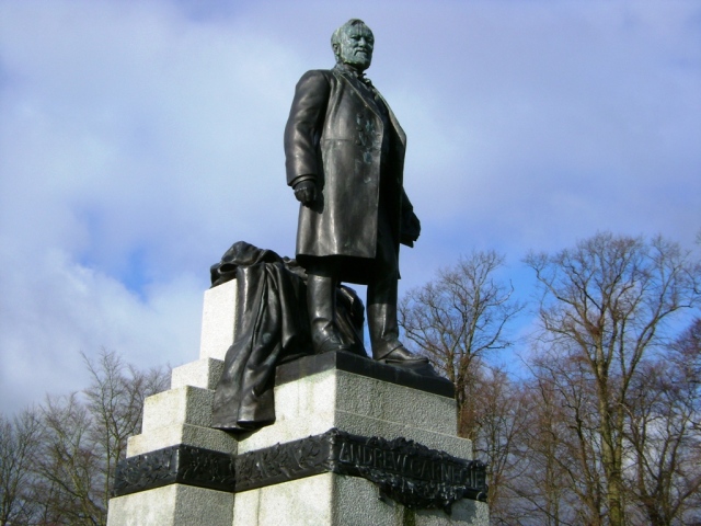 Andrew Carnegie statue in Pittencrieff Park Photo credit: wikicommons.org